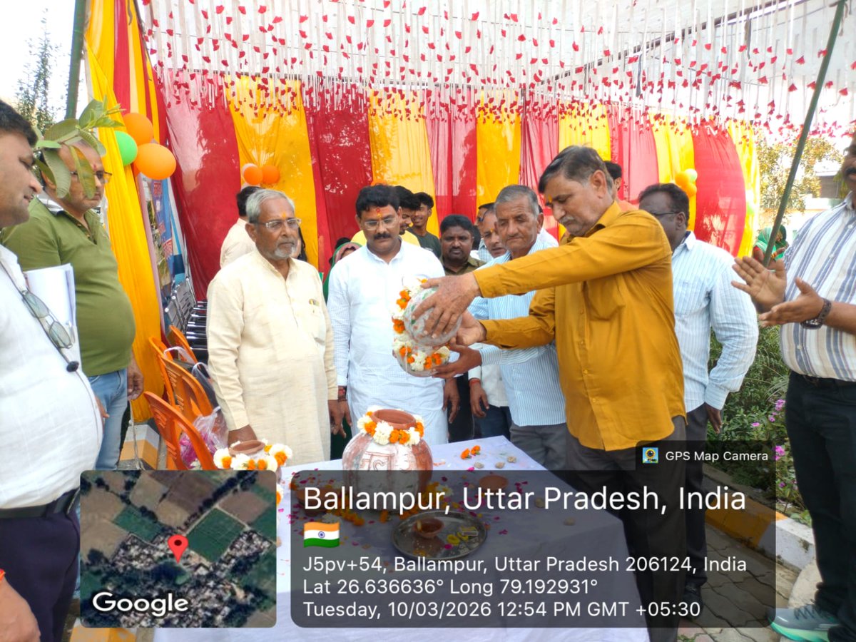 upjnretawah's tweet photo. 10 मार्च 2026 को जल जीवन मिशन के तहत ग्राम पंचायत नगला शुकुल ब्लॉक महेवा जनपद इटावा में मनाया गया जल महोत्सव, ग्रामीणों को दिलाई गई जल संरक्षण की शपथ

भारत सरकार की महत्वाकांक्षी परियोजना जल जीवन मिशन के अंतर्गत विकास खंड महेवा की ग्राम पंचायत नगला शुकुल में मंगलवार 10 मार्च को नव निर्मित पानी की टंकी परिसर में जल महोत्सव 2026 का आयोजन किया गया। ग्राम प्रधान ने विधिवत पूजन कर कार्यक्रम की शुरुआत पारंपरिक तरीके से घड़े में जल अर्पित कर जल संरक्षण का संदेश दिया। 
इस अवसर पर उपस्थित ग्रामीणों को जल संकल्प के तहत जल संरक्षण और पानी के सदुपयोग की शपथ भी दिलाई गई। ग्रामीणों से अपील की गई कि वे पानी की बर्बादी न करें और आने वाली पीढ़ियों के लिए जल संसाधनों को सुरक्षित रखें।
कार्यक्रम में अधिकारियों ने बताया कि जल महोत्सव 2026 का आयोजन 8 मार्च से 22 मार्च तक जनपद की विभिन्न ग्राम पंचायतों में किया जा रहा है। इस अभियान के माध्यम से लोगों को स्वच्छ पेयजल, जल संरक्षण और जल जीवन मिशन की योजनाओं के प्रति जागरूक किया जा रहा है।
कार्यक्रम में ग्राम प्रधान श्रीमती चन्द्रकान्ति देवी,जल निगम के अभियंता  ने जलापूर्ति योजना की जानकारी देते हुए बताया कि इस योजना के माध्यम से गांव के घर-घर तक पाइप लाइन के जरिए स्वच्छ पेयजल उपलब्ध कराया जाएगा, जिससे ग्रामीणों को दूर-दूर से पानी लाने की समस्या से राहत मिलेगी।

इस मौके पर ग्राम प्रधान,जल निगम अभियंता श्री उमेश चौहान, फर्म मै.आई.एच.पी.के प्रोजेक्ट मैनेजर श्री संदीप जैन एवं डीपीएमयू सहित बड़ी संख्या में ग्रामीण उपस्थित रहे #JalMahotsav2026 #JalArpandiwas #hargharjal @upswsm