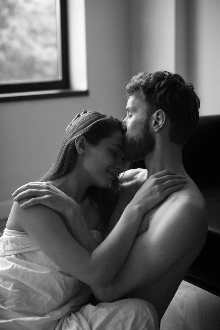 Amare non è spegnere un interruttore è qualcosa che
brucia dentro quello che ti tiene sveglio di notte
quello che non ti fa smettere di pensare ti riempie gli occhi 
di lacrime e quello che ti mette in bocca i sorrisi e non ci sono perché solo chi
ha amato davvero può capire
🎩📌