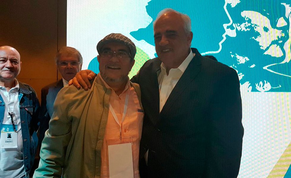 🔴Samper hablando de "mandatarios indeseables" y sirvió al cartel chavista en el despacho de UNASUR, dice que no es bueno solucionar con masacres, secuestros y golpes pero es parte de un magnicidio, alega prudencia y le dice camarada al violador de niños timochenko...
<a href="/omarbula/">Omar Bula Escobar</a>