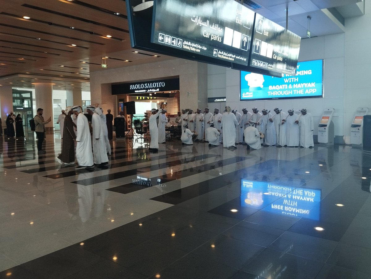 VoyageAstucieux's tweet image. Dans ce contexte géopolitique très tendu, je vous apporte un peu de joie avec ce petit spectacle filmé à l'aéroport de Mascate à Oman 🇴🇲 en janvier 2025. L'un de mes plus beaux voyages qui m'a fait réaliser pas mal de choses 😀 
#souvenirs #nostalgie