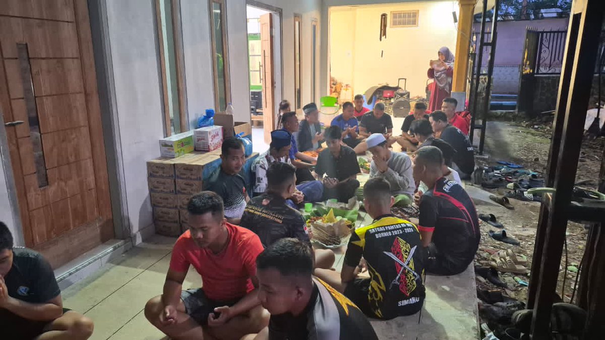 0819Kodim's tweet photo. Satgas TMMD Ke-127 Tutup Misi dengan Buka Puasa Bersama

Satgas TNI Manunggal Membangun Desa (TMMD) Ke-127 Kodim 0819/Pasuruan mengakhiri masa tugas dengan menggelar buka puasa bersama warga di rumah Bapak Halim, Dusun Wonosalam, Desa Wonosari, Kec Gondangwetan, Kab Pasuruan. https://t.co/FlNkWpMsmJ