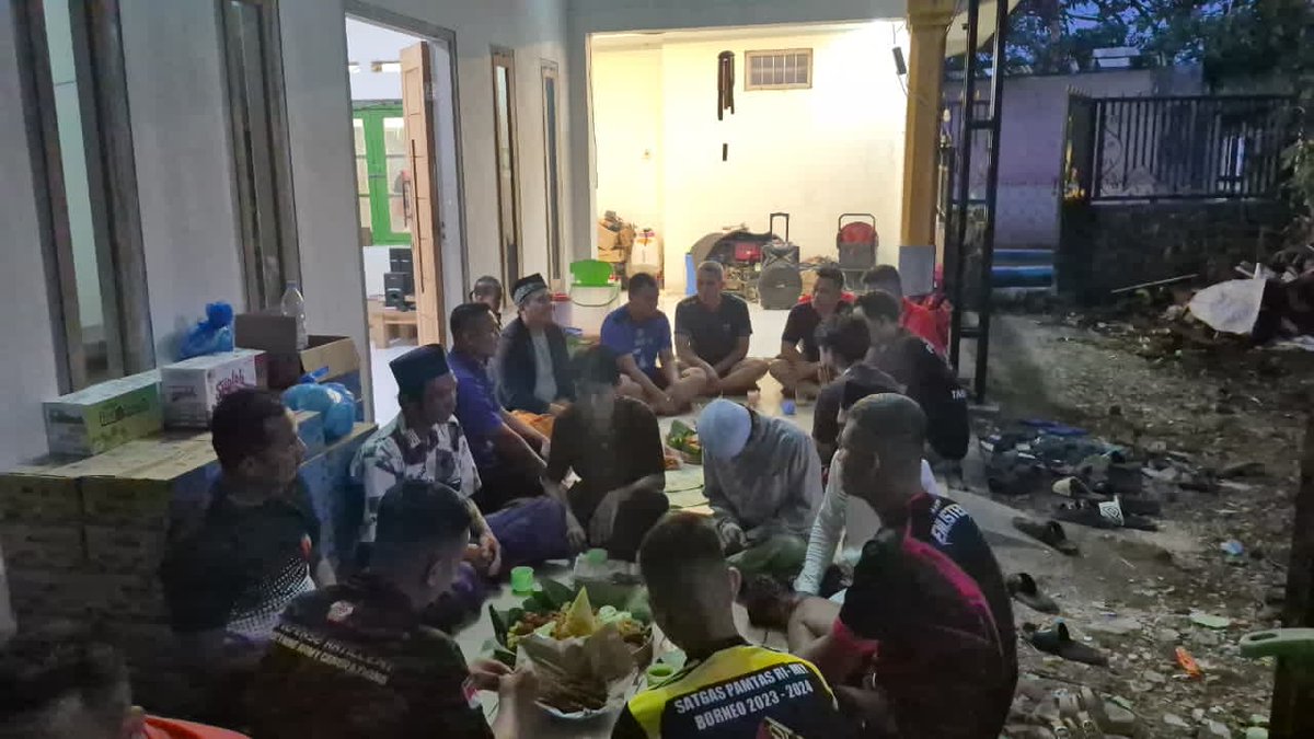 Satgas TMMD Ke-127 Tutup Misi dengan Buka Puasa Bersama

Satgas TNI Manunggal Membangun Desa (TMMD) Ke-127 Kodim 0819/Pasuruan mengakhiri masa tugas dengan menggelar buka puasa bersama warga di rumah Bapak Halim, Dusun Wonosalam, Desa Wonosari, Kec Gondangwetan, Kab Pasuruan.