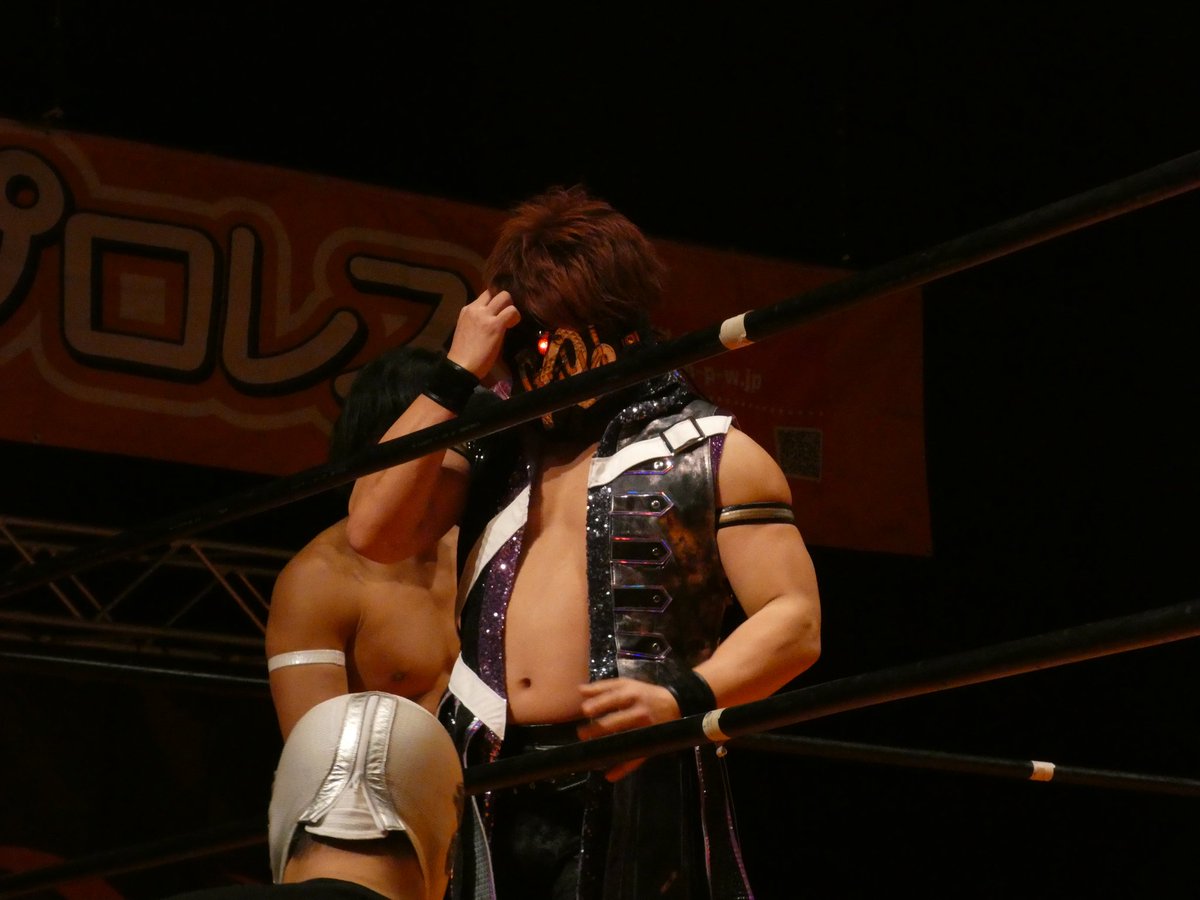 1004Ka0ruk0's tweet photo. #新潟プロレス #ビッグ・THE・良寛 #GAINA #岩本煌史 #大和ヒロシ
記念撮影と身支度の一幕🫠
何もかもしっかり丁寧なあたり人間性出るよなあと思ってたりする…🤔 https://t.co/umZwik3SO2