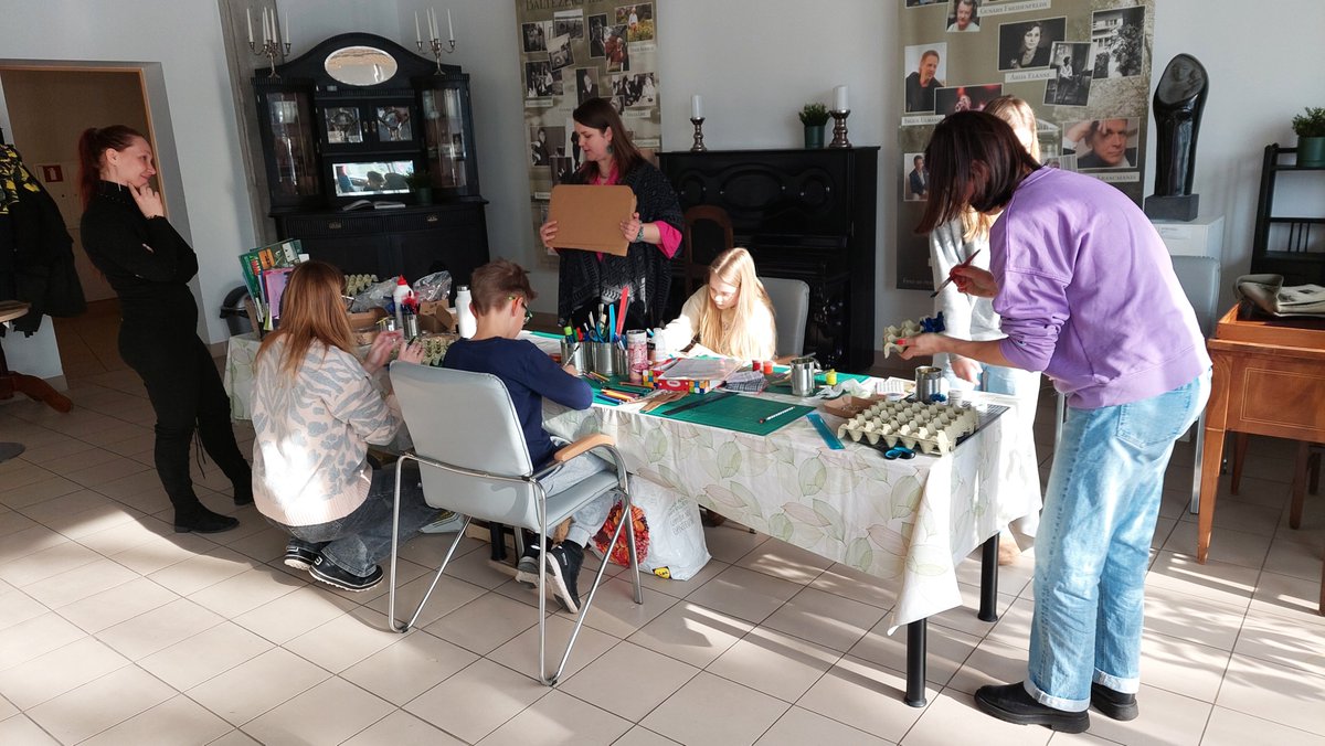 LIFEBauhausing's tweet photo. 🍃How to Give Things a Second Life? 
On February 21 families, children, and local residents gathered at the History and Art Gallery in Ādaži, to explore the principles of circular living on the event “Circular Living.”
@LIFEprogramme 
#NewEuropeanBauhaus #LIFEBauhausingEurope https://t.co/2oqho7uVq6