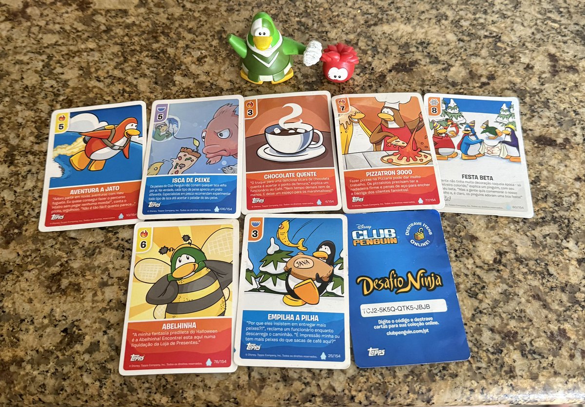 Meu amigo foi fazer uma limpeza no quarto dele e achou umas coisinhas do club penguin e trouxe pra mim 😭💓