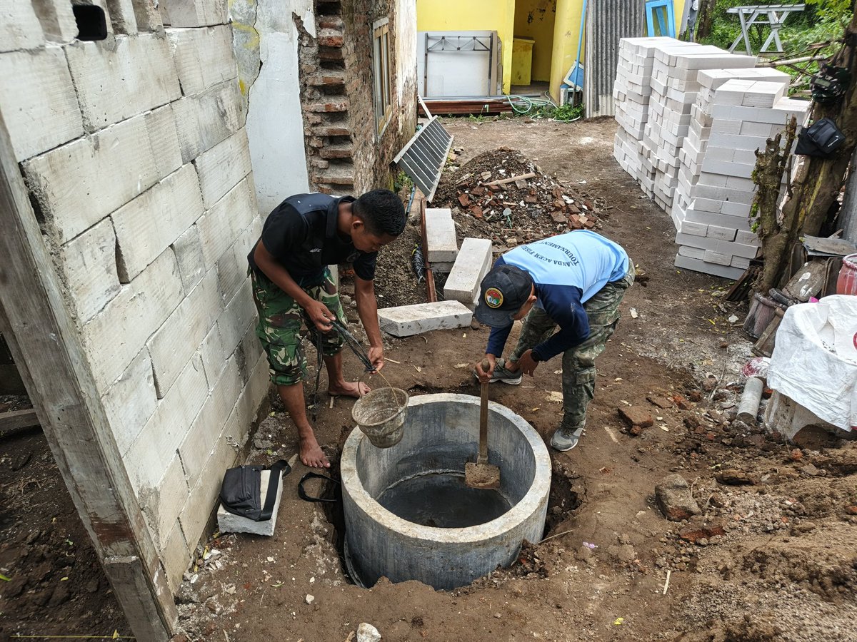0819Kodim's tweet photo. TMMD Ke-127 Pasuruan: Dari Sumur ke Sanitasi, Warga Bersyukur

Prajurit Satgas TNI Manunggal Membangun Desa (TMMD) Reguler Ke-127 Kodim 0819/Pasuruan bersama warga Desa Wonosari, Kecamatan Gondangwetan, Kabupaten Pasuruan, terus menuntaskan pembangunan fasilitas Mandi. https://t.co/pBAtcMicWd