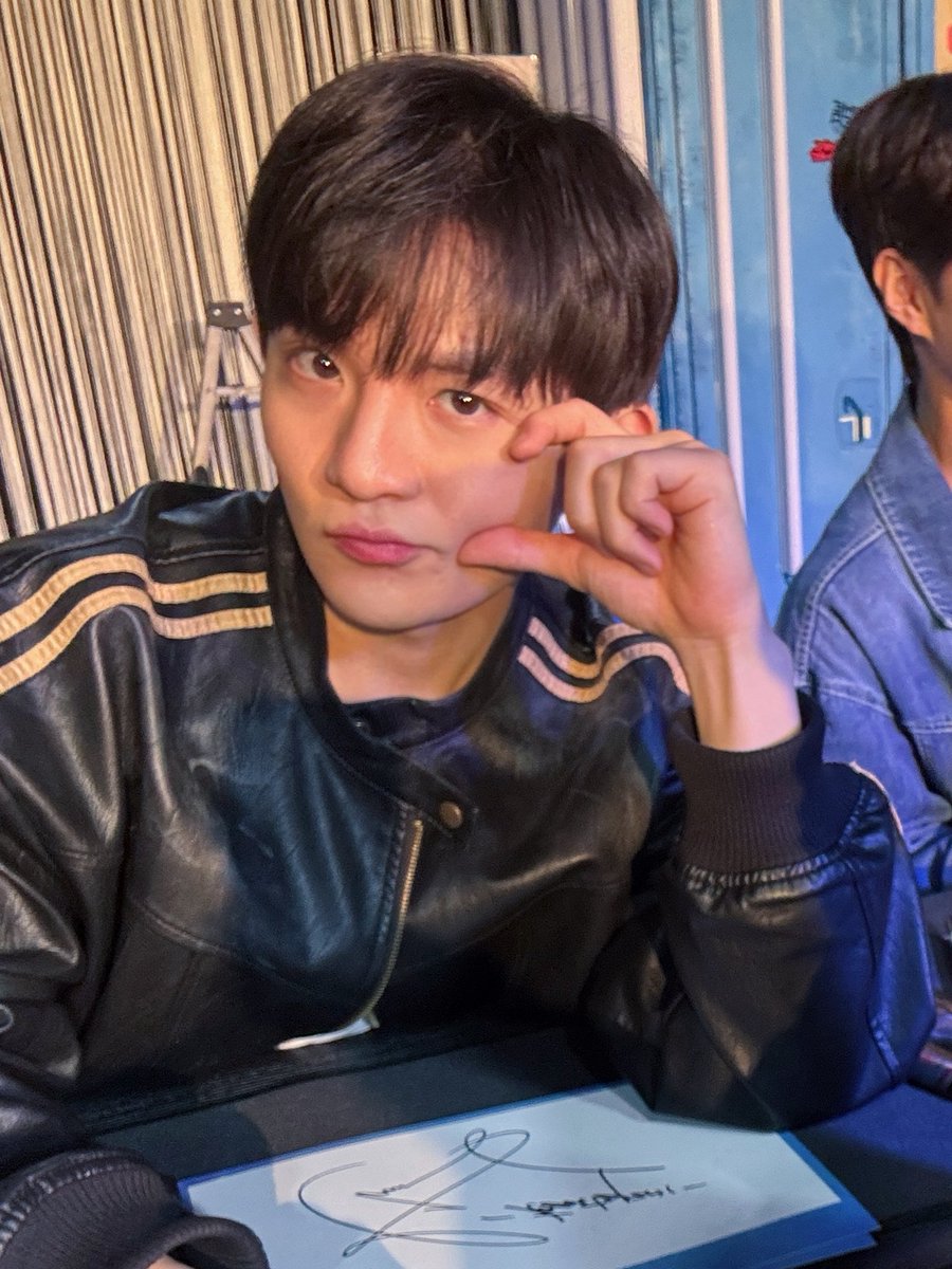 20260110 <테이크 오프> 팬사인회

울 해진이 ㅂㄱㅅㄷ 🥲

#틴탑 #틴탑리키 #리키 #유창현