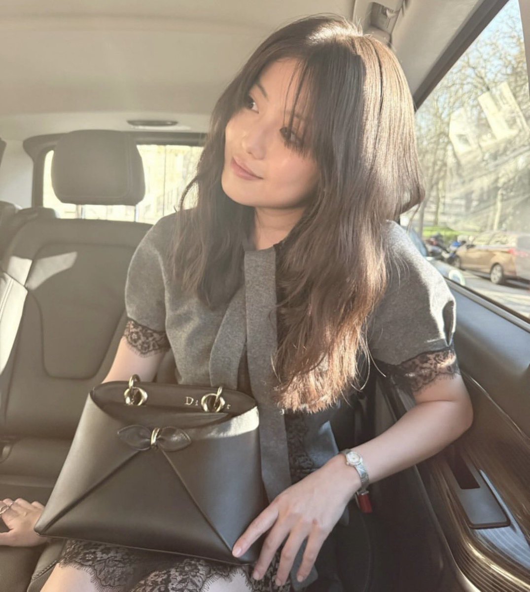 これって角度的に美桜ちゃんがカメラセットして撮ったのかな？？🐈‍⬛
話しかけられてか、外の何かを見たくてコテって首傾げてる感じなのたまらなく好きだし光さえも味方にしてて尊い(,,- -,, )💗

#今田美桜