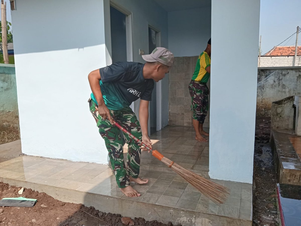 Hari Terakhir TMMD, Mushola Wonosari Dapat Bonus Kamar Mandi Baru

Kebersamaan prajurit TNI dan warga kembali terlihat di Desa Wonosari, Kecamatan Gondangwetan, Kabupaten Pasuruan. Fasilitas kamar mandi (MCK) di mushola yang sebelumnya rusak kini telah selesai direhabilitasi.