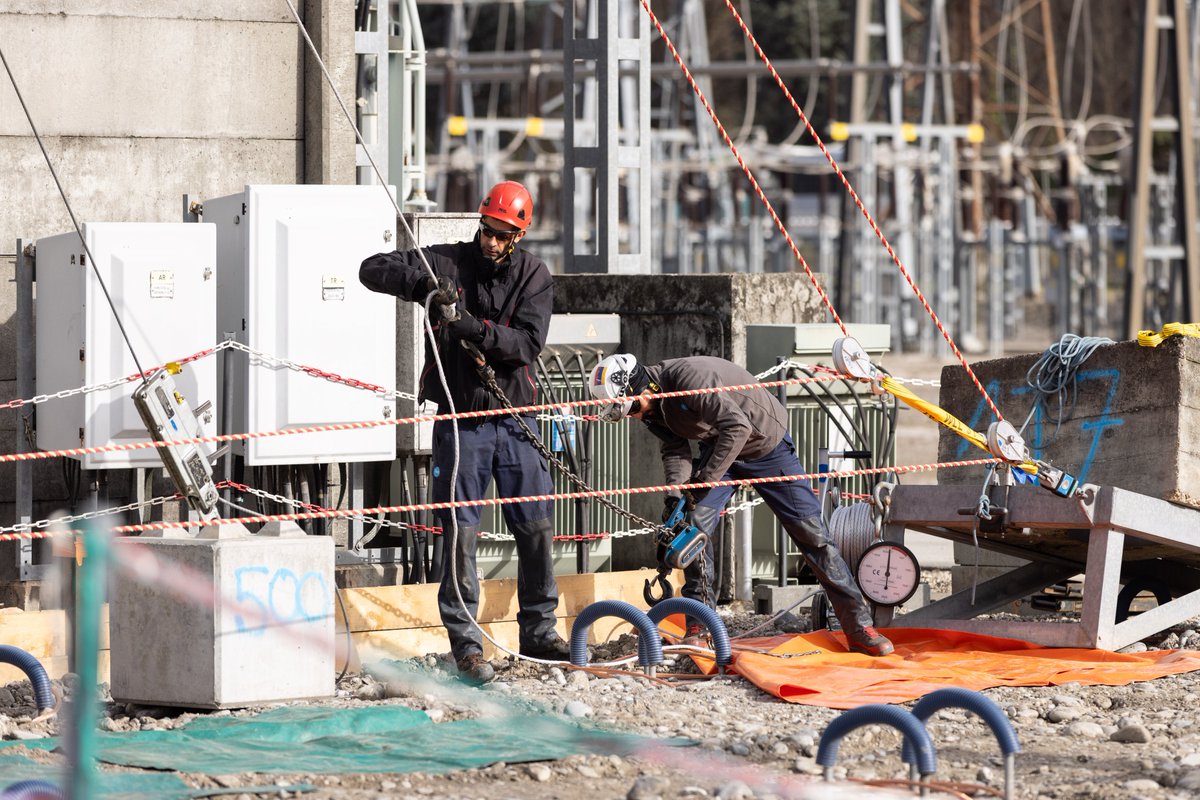 RTE_AuRA's tweet photo. ⚡En #Isère, nos équipes @RTE_france mènent un chantier technique dans un poste électrique. 💡 L'objectif est de permettre le raccordement d'un futur autotransformateur 400 000 / 225 000 volts. Une opération réalisée grâce à l’expertise de nos spécialistes en travaux sous tension. 👷‍♂️👷‍♀️