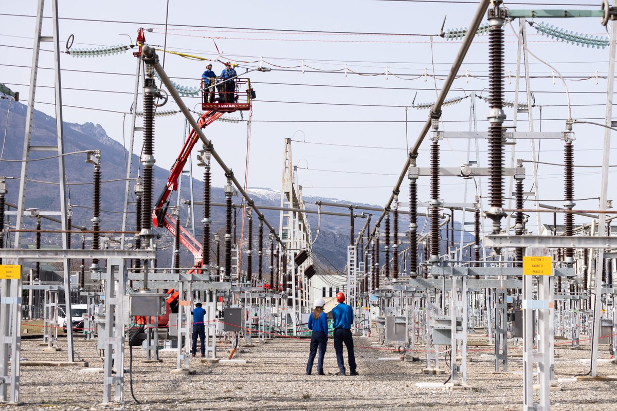 RTE_AuRA's tweet photo. ⚡En #Isère, nos équipes @RTE_france mènent un chantier technique dans un poste électrique. 💡 L'objectif est de permettre le raccordement d'un futur autotransformateur 400 000 / 225 000 volts. Une opération réalisée grâce à l’expertise de nos spécialistes en travaux sous tension. 👷‍♂️👷‍♀️
