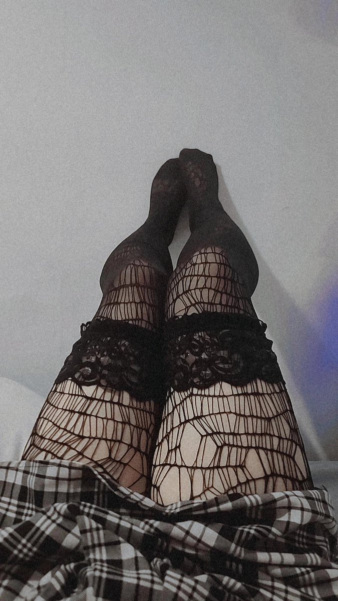 SoyLaWitch's tweet photo. Hola mis amores, Hoy que vivan los muslos ❤ invoco al consejo de muslos 🔥❤🥵 ¿Serias aplastado por ellos? 
🔄 Si https://t.co/6EPdUQtY9C