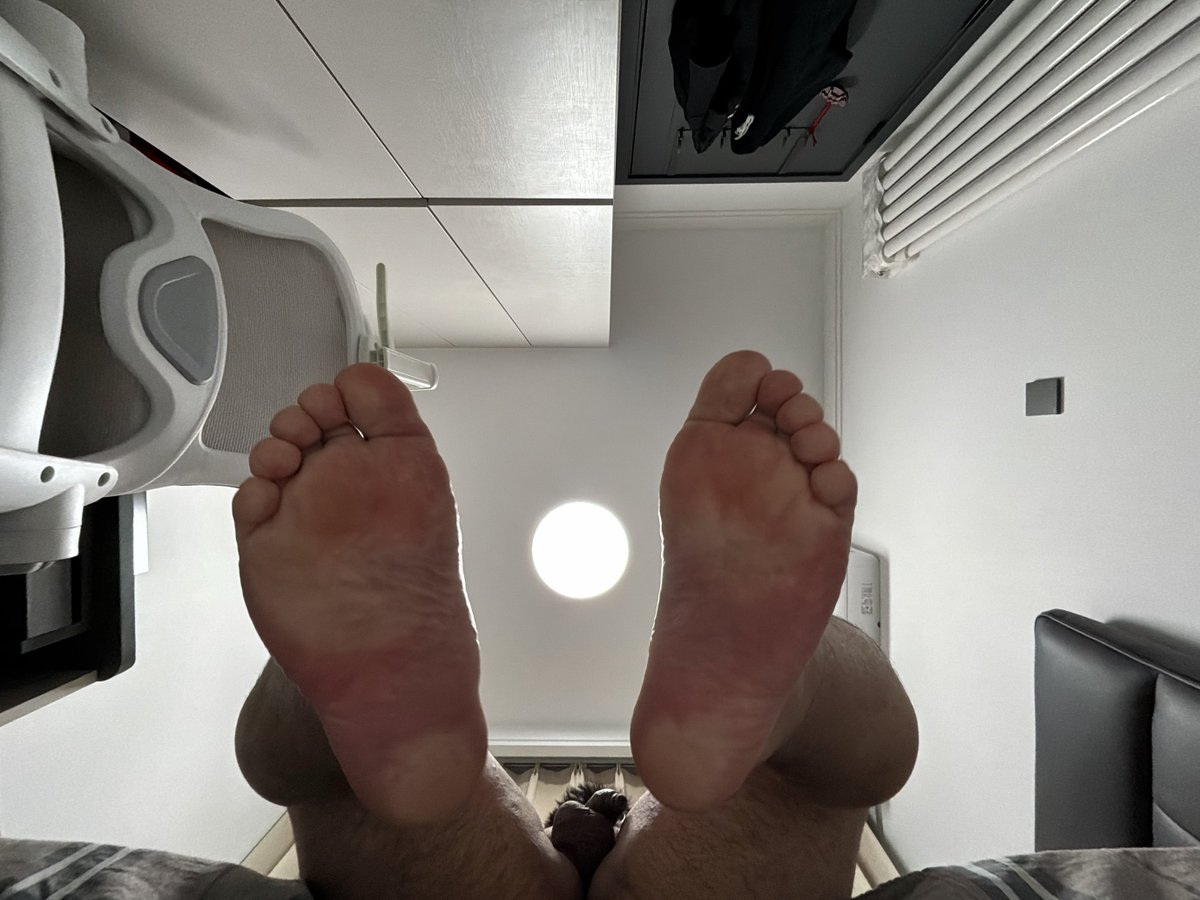 lx77518's tweet photo. 46号大脚丫的包茎狗狗想被欣赏被大家评论 https://t.co/EWZY12iqoy