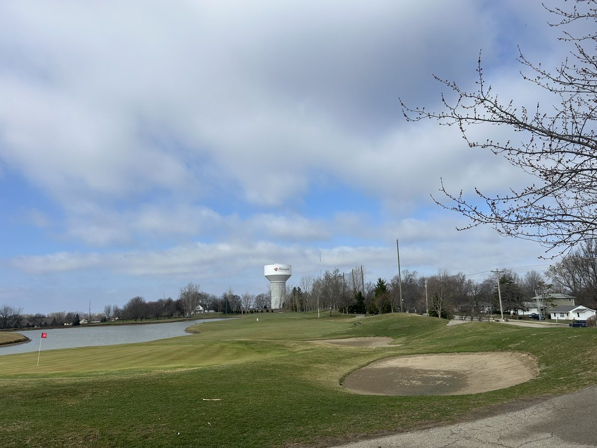 CPalermo_Storms's tweet image. Decent cloud cover and not to warm here in Bloomington, IL. I don’t think overmixing will be too much of an issue, especially if we have earlier initiation and storms that move into eastern Illinois where the sky has been more cloudy