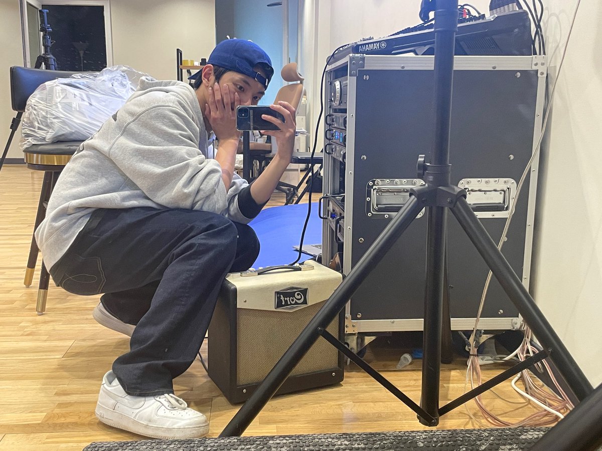 4__0dong's tweet photo. 근데 꽤나 옛날 아가 때인 것 같은데 아이폰이 카메라가 네모네모야 https://t.co/7B14mlFF6U