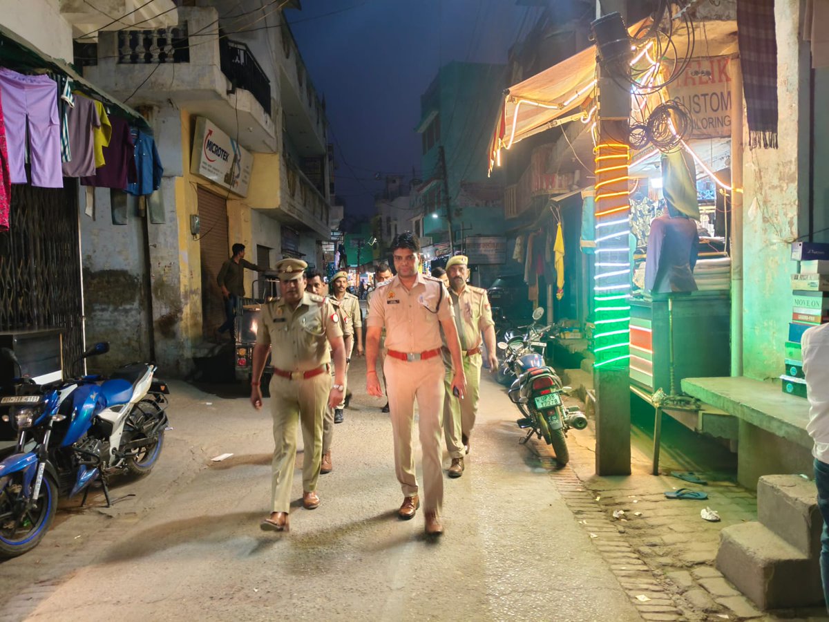 sambhalpolice's tweet photo. #SPSambhal @Krishan_IPS के निर्देशन में #C0 गुन्नौर द्वारा  गुन्नौर पुलिस बल के साथ थाना गुन्नौर क्षेत्रान्तर्गत आगामी त्यौहारों, अपराध नियंत्रण, कानून एवं शान्ति व्यवस्था के दृष्टिगत प्रमुख स्थानों पर #FootPatrolling कर संदिग्ध व्यक्ति/वाहनों की चैकिंग की गयी।  #UPPolice https://t.co/1dHM8l8i54