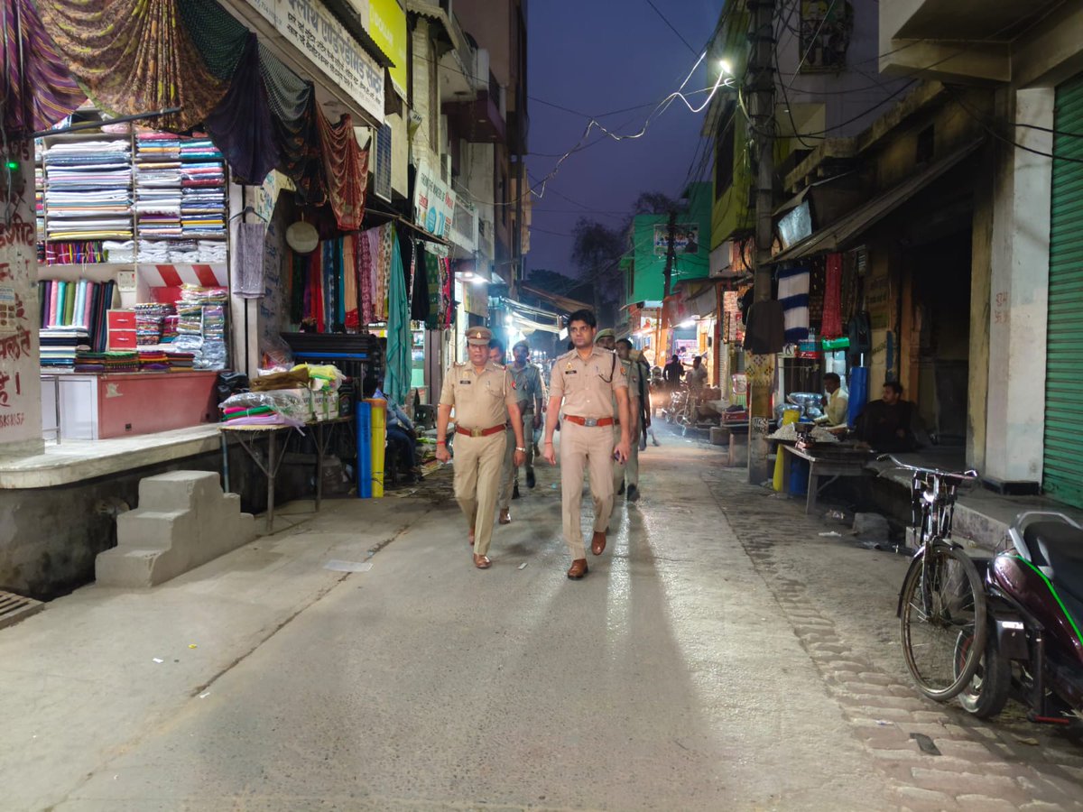 sambhalpolice's tweet photo. #SPSambhal @Krishan_IPS के निर्देशन में #C0 गुन्नौर द्वारा  गुन्नौर पुलिस बल के साथ थाना गुन्नौर क्षेत्रान्तर्गत आगामी त्यौहारों, अपराध नियंत्रण, कानून एवं शान्ति व्यवस्था के दृष्टिगत प्रमुख स्थानों पर #FootPatrolling कर संदिग्ध व्यक्ति/वाहनों की चैकिंग की गयी।  #UPPolice https://t.co/1dHM8l8i54