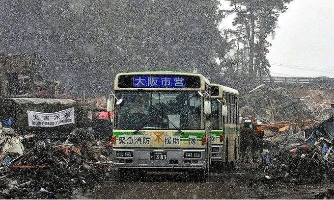 dendentown's tweet photo. 毎年3月11日が来るたびに、思い出すのがこの大阪市交通局の路線バス。地震が起こったのは金曜の午後で、当日の夜には被災地（仙台市）から支援要請を受けたものの、監督官庁への正規の手続きを踏んでいては週明けにならないと動けないと悟るやいなや担当者はとにかく支援物資（毛布と乾パン）を積めるだけ積み、「帰ってきたら（上��と）一緒に怒られましょか」とまさに見切り発車で翌土曜日の午前には出発。一般道を爆走してなんと翌日曜日には仙台へ駆けつけたのであった