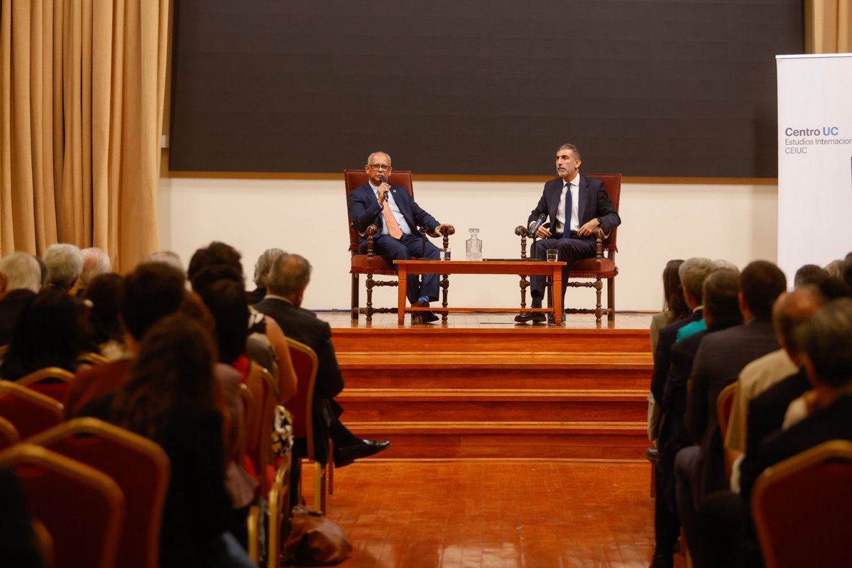 cei_uc's tweet image. 🌎 Esta mañana inauguramos el año académico con la conferencia “Las Américas en la Nueva Geopolítica”.

La actividad contó con la participación del Secretario General de la @OEA_oficial,  Albert Ramdin (@SG_OEA_OAS).

#CEIUC #UC #Geopolítica #OEA #RelacionesInternacionales