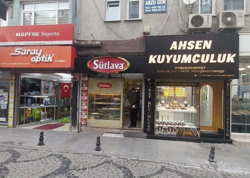 namelezzet's tweet photo. İftar saatine yaklaşmışken sizlerle benim için çok kıymetli bir hazineyi, hesabımızın açılışı şerefine paylaşmak isterim. Şehremini Büyüksaray Meydanı’nda bulunan Sütlava…

Sütlava tatlının adı esasında. Bugün bilinen haliyle Soğuk Baklava’nın atası. Normal baklavadan daha büyük dilimlerde servis ediliyor.
Fındıklı, Fıstıklı ve Çikolatalı çeşitleri mevcut.

Ben Fındıklısını tavsiye ediyorum. Ramazan ayında muhakkak yolunuzu düşürün derim. Geceleri 12’ye değin açık oluyor genelde. Gerçekten saklı bir lezzet.

Google’da 222 yorum ve 4,5/5’lik bir puanı var.
Lezzethâne Puanı: 8,66/10