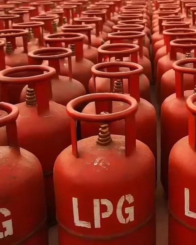 mdnisaruddin's tweet photo. Supply of LPG commercial cylinders has come to a halt across the country. Hotels have already shut down in Mumbai, Bengaluru, and Chennai. There is a possibility that hotels in Telangana may also close within the next 2 days. Venkat Reddy, President of the Telangana Hotels Asso https://t.co/WM8eBHx0P4