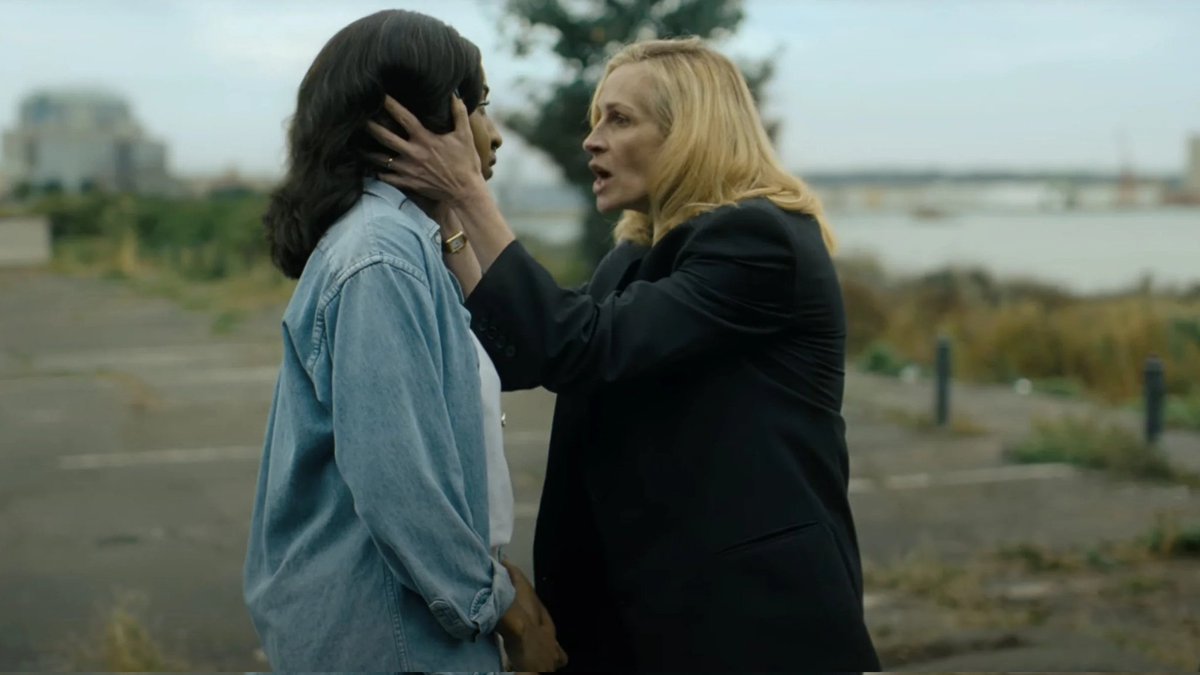 学生をゴリゴリに詰めるちょう圧が強いジュリア・ロバーツにチビりそうでした。真実やら正義やらの曖昧さが自分にも降りかかってきそうな恐怖で、私だったらどうするかアレコレ想像しました。おもしろがっていい題材かわかりませんが大変おもしろかったです。#アフターザハント