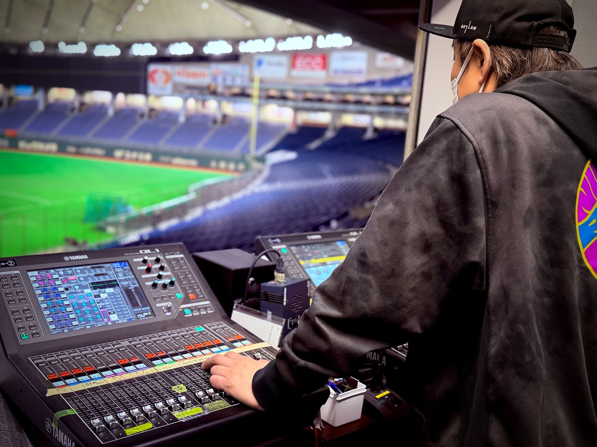 kuupee_p's tweet photo. WBC2026、東京プール
激動の10日間を無事に終えることができました。

どの国も全力を尽くした熱い戦いの数々に感動。
SAMURAIは全勝、1位通過でマイアミに送り出しました。

今回のWBCは60年振りの天覧試合など、たくさんの緊張感溢れるイベントなどもあり
日々、気の引き締まる思いで挑んできました。

そして最終日。

自分と近しい人や、親しい方々は知っている方もおられますが
自分は2012年に、B ZONE(元Being)からジャイアンツやWBCの専属音響、音楽演出として出向で来ております。

今年で14年目。
巡り巡ってB ZONEのTOP OF TOP、いや日本のTOP OF TOPアーティストであるB'z、稲葉浩志さんのライブのフェーダーを握らせていただけるとあって
ものすごく感慨深かったです。

朝一のリハ、第一声ですでにレコーディングのOKテイクのようなクオリティ。
歌の上手い人はたくさんおられますが、根本的に次元が全く違う。

あまりの凄まじさに、WBC関係者全員が衝撃を受けた顔をしていたのが印象的でしたｗ
本当に、SAMURAI共々、日本の誇りだと思いました。

関係者の皆さん、選手の皆さん、応援してくださっていた全ての皆様
本当にお疲れ様でした！