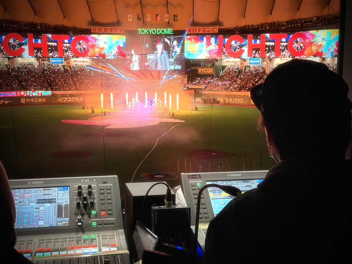 kuupee_p's tweet photo. WBC2026、東京プール
激動の10日間を無事に終えることができました。

どの国も全力を尽くした熱い戦いの数々に感動。
SAMURAIは全勝、1位通過でマイアミに送り出しました。

今回のWBCは60年振りの天覧試合など、たくさんの緊張感溢れるイベントなどもあり
日々、気の引き締まる思いで挑んできました。

そして最終日。

自分と近しい人や、親しい方々は知っている方もおられますが
自分は2012年に、B ZONE(元Being)からジャイアンツやWBCの専属音響、音楽演出として出向で来ております。

今年で14年目。
巡り巡ってB ZONEのTOP OF TOP、いや日本のTOP OF TOPアーティストであるB'z、稲葉浩志さんのライブのフェーダーを握らせていただけるとあって
ものすごく感慨深かったです。

朝一のリハ、第一声ですでにレコーディングのOKテイクのようなクオリティ。
歌の上手い人はたくさんおられますが、根本的に次元が全く違う。

あまりの凄まじさに、WBC関係者全員が衝撃を受けた顔をしていたのが印象的でしたｗ
本当に、SAMURAI共々、日本の誇りだと思いました。

関係者の皆さん、選手の皆さん、応援してくださっていた全ての皆様
本当にお疲れ様でした！