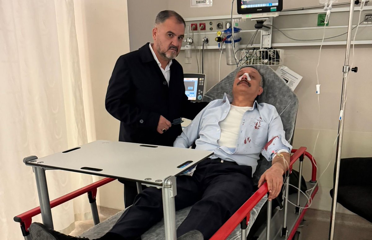 Mahmut__ozay's tweet photo. EĞİTİMCİLERE ŞİDDET BİTMİYOR!
***
🔺Yozgat'ta Cumhuriyet Ortaokulu Müdürü Fatih Bilir, makam odasında öğrencinin ağabeyi tarafından darbedildi. Yüzüne darbe alan Bilir, hastaneye kaldırıldı
❗️Yaşanan saldırı eğitim camiasında büyük üzüntü ve tepkiye neden oldu. Öğretmenler, son yıllarda eğitim çalışanlarına yönelik şiddet olaylarının arttığını belirterek, okullarda güvenliğin sağlanması ve bu tür olayların önüne geçilmesi için daha etkin tedbirler alınması gerektiğini ifade etti.