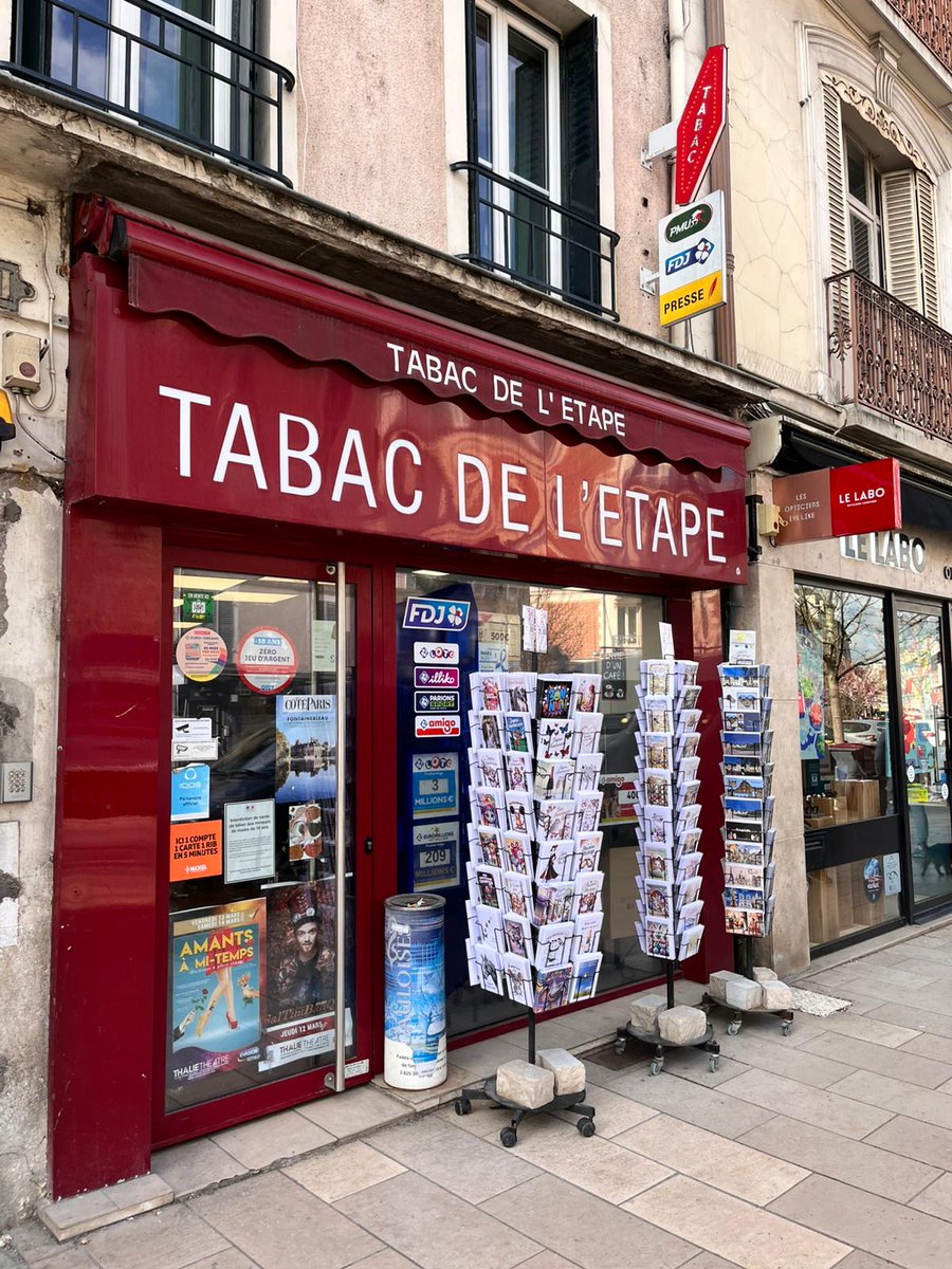 LesBuralistes's tweet photo. 🌳 ♦️ Après une matinée consacrée à la ruralité, la journée se poursuit en Seine-et-Marne du côté de Fontainebleau .

Les échanges se concentrent sur le business et l’évolution du métier 🤝📊

💬 Muriel, Lina, Michaël ou encore Karine : les collègues rencontrés partagent leur vision, leurs craintes et leurs attentes en vue de la Grande consultation.
Et les sujets ne manquent pas : prix du tabac, vape, contrebande…

⏰ À partir de 19h30, ce sera au tour de tous les buralistes du département de s’exprimer, en présence de @KayaSerdar1