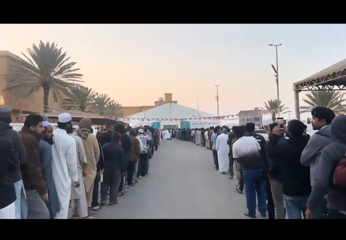ammaalmuteb's tweet photo. اللهم أعز المملكه العربيه السعوديه كيف هذ النظر الاخوي لمقيمين أمام احد الجمعيات الخيرية https://t.co/Q4NXHrbekH