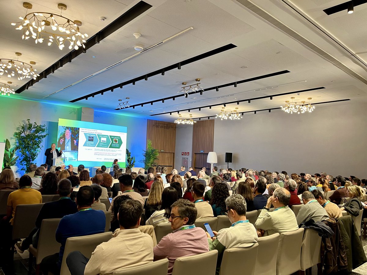 IfapaJunta's tweet photo. La primera mañana de #IFAPAconecta ha contado con tres sesiones en torno a:
🫒#olivar y aceite
🌱cultivos #herbáceos
🍅#horticultura
El evento celebra mesas de #debate con representantes del sector para impulsar la #transferencia y la #colaboración público-privada 🤝 https://t.co/xe6v4WJv6V