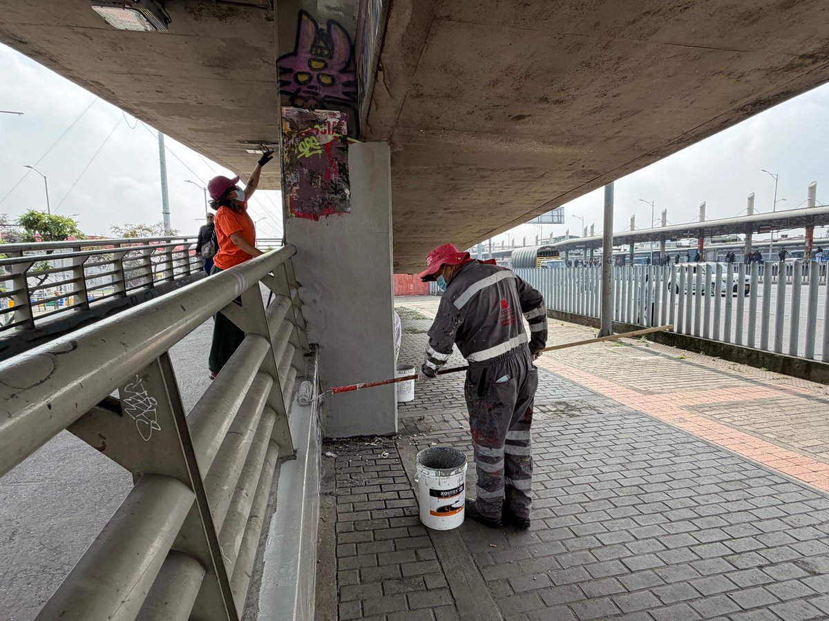 MiEspacioesBog's tweet image. 📍Parque Banderas – Kennedy

¡Los Defensores no paran! 💪 Hoy, liderados por @Bogota, continúa la segunda jornada de #TransformACCIÓN en este parque de la ciudad, con labores de limpieza, pintura y recuperación del entorno para seguir devolviendo el orden a este espacio de todos