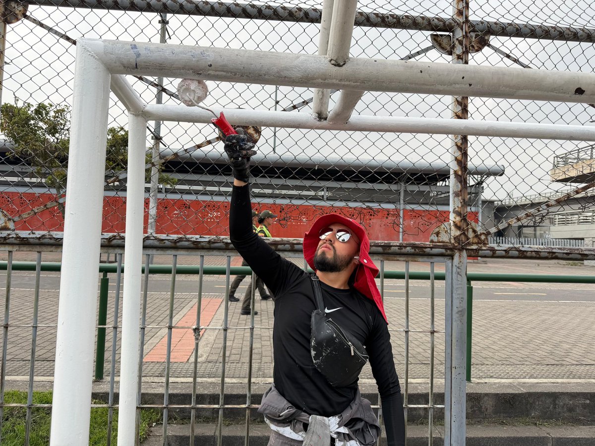 MiEspacioesBog's tweet image. 📍Parque Banderas – Kennedy

¡Los Defensores no paran! 💪 Hoy, liderados por @Bogota, continúa la segunda jornada de #TransformACCIÓN en este parque de la ciudad, con labores de limpieza, pintura y recuperación del entorno para seguir devolviendo el orden a este espacio de todos