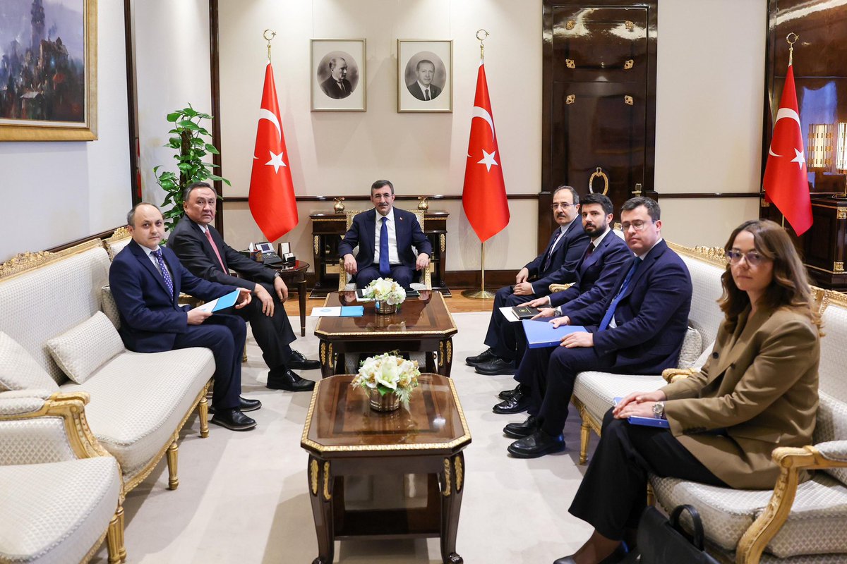 Türk Devletleri Teşkilatı Genel Sekreteri Kubanıçbek Ömüraliyev ile Cumhurbaşkanlığı Külliyesi’nde bir araya geldik.

Türk dünyasının karşı karşıya olduğu bölgesel ve küresel gelişmeler karşısında ortak hareket etmesi ve devletler arası eşgüdümün artması hayati bir önem