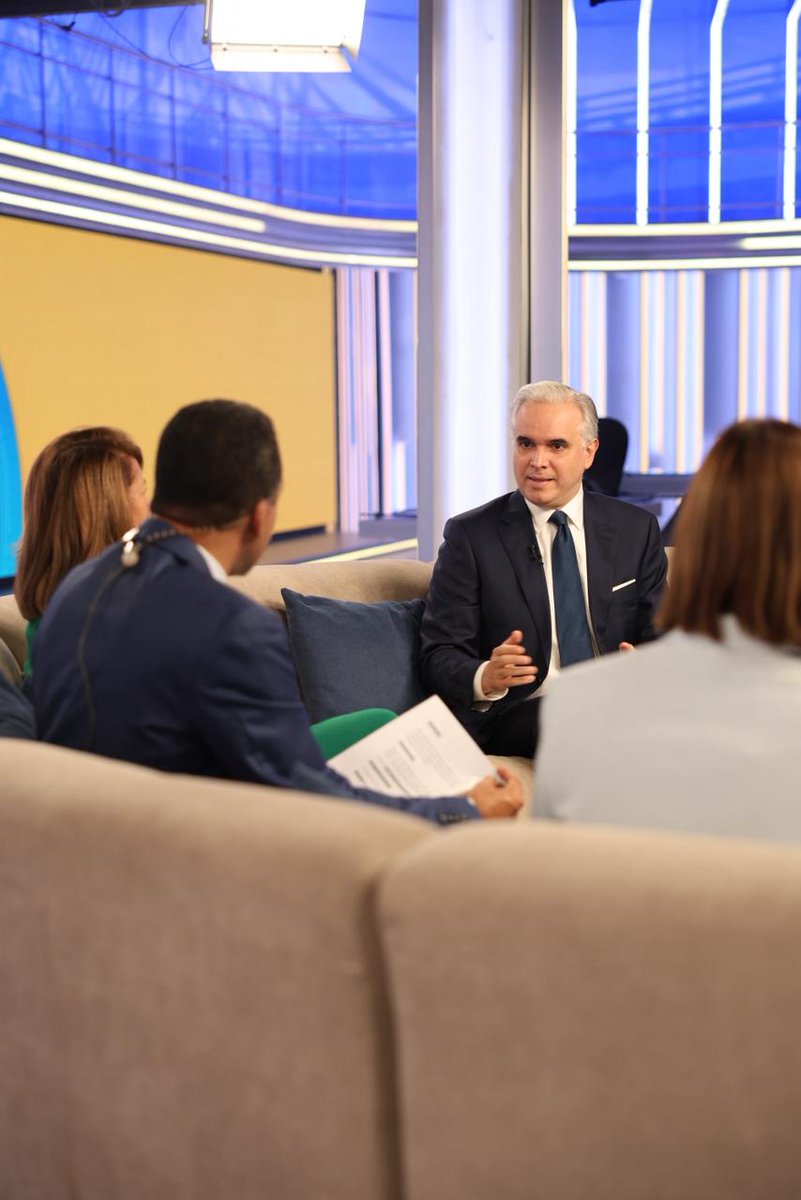 EducacionRDo's tweet photo. En ese contexto, De Camps destacó que el proceso de Evaluación del Desempeño Docente permitirá seguir apoyando el desarrollo profesional de los maestros y las maestras, contribuyendo al fortalecimiento de los aprendizajes de los estudiantes. https://t.co/cC9BkmWhD3