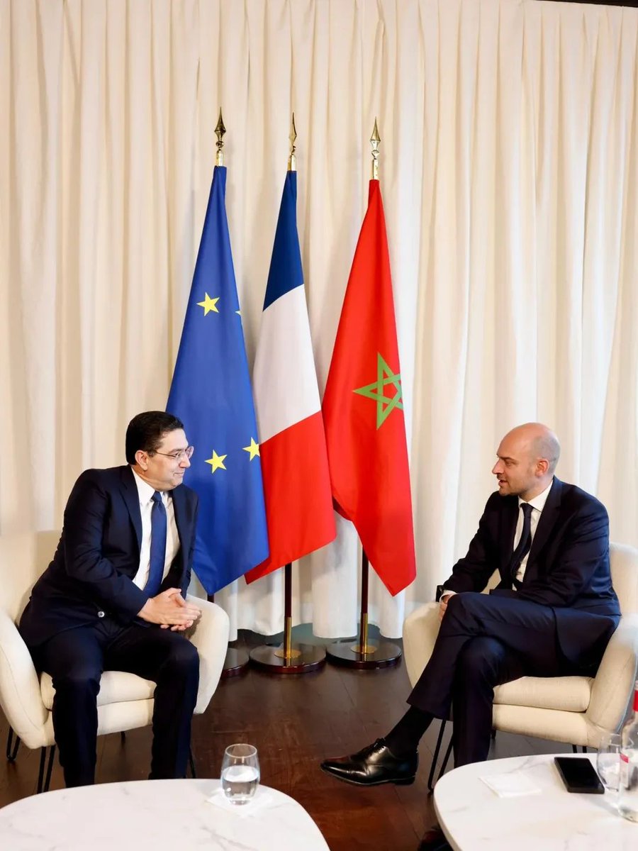 AddadiNajib's tweet photo. 🔴🟢||▪︎باريس: بوريطة يجري مباحثات مع نظيره الفرنسي ويؤكد متانة الشراكة الاستثنائية بين المغرب وفرنسا

باريس – أجرى وزير الشؤون الخارجية والتعاون الإفريقي والمغاربة المقيمين بالخارج، ناصر بوريطة، اليوم بباريس، مباحثات مع وزير أوروبا والشؤون الخارجية بالجمهورية الفرنسية، جان-نويل بارو، وذلك على هامش القمة العالمية الثانية للطاقة النووية المنظمة بفرنسا.

وخلال هذا اللقاء، أشاد الجانبان بمتانة الشراكة الاستثنائية التي تجمع بين المملكة المغربية والجمهورية الفرنسية، مؤكدين الدينامية الإيجابية التي تشهدها العلاقات الثنائية بين البلدين في مختلف المجالات. كما أعرب الوزيران عن ارتياحهما لآفاق انعقاد الدورة الخامسة للاجتماع رفيع المستوى بالمغرب.
كما تناولت المباحثات تطورات قضية الصحراء المغربية، حيث تم التأكيد على أهمية استئناف جلسات المفاوضات الرباعية في إطار القرار رقم 2797 الصادر عن مجلس الأمن التابع للأمم المتحدة، وعلى أساس مبادرة الحكم الذاتي التي تقدم بها المغرب، باعتبارها أساسًا جادًا وذا مصداقية لتسوية هذا النزاع الإقليمي.

وتطرق الجانبان أيضًا إلى تطورات الأوضاع في الشرق الأوسط، وما يرتبط بها من مخاطر زعزعة الاستقرار في المنطقة، كما تبادلا وجهات النظر حول مشاركة المغرب في قمة “إفريقيا إلى الأمام” المرتقب تنظيمها في شهر ماي 2026 بالعاصمة الكينية نيروبي، والتي تهدف إلى تعزيز الحوار حول قضايا التنمية والشراكات الاقتصادية في القارة الإفريقية.

#المغرب #فرنسا #الدبلوماسية_المغربية #ناصر_بوريطة #الشراكة_المغربية_الفرنسية #الصحراء_المغربية #السياسة_الخارجية #العلاقات_الدولية #نجيب_الأضادي
