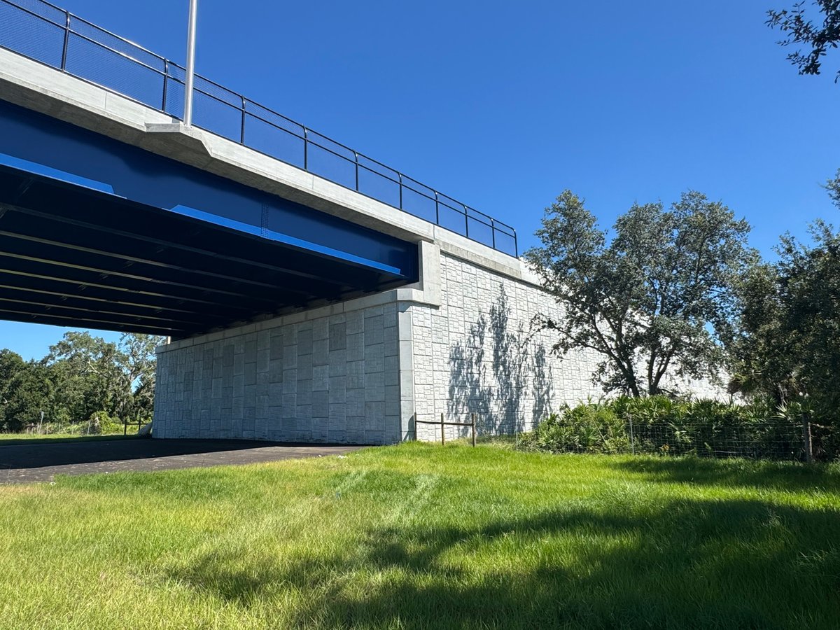 geoquestusa's tweet photo. March Southeast Calendar🌴

The 44th Avenue East flyover bridge in Bradenton, FL carries traffic over I-75, creating a key east-west connection. Pictured: 1 of 7 Reinforced Earth® MSE walls supporting a bridge abutment  for the 44th Ave East extension.

#BuildBetterTogether https://t.co/2db2SogaG4