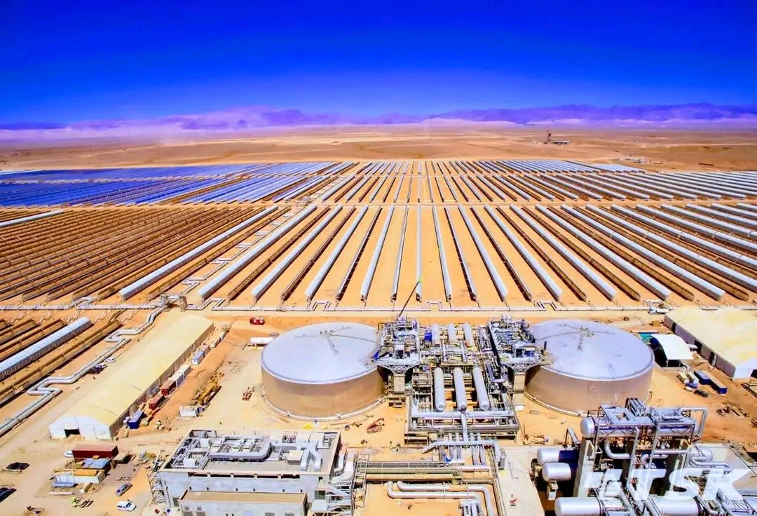 À Ouarzazate, le Maroc a construit la plus grande centrale solaire d’Afrique sur 3000 ha. Avec 582 MW de capacité, elle alimente près de 2 millions de foyers. Le royaume s’impose comme un leader énergétique et un modèle de développement pour l’Afrique.
 #Maroc #Énergie