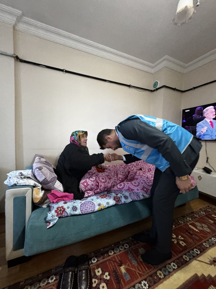 AKPURSAKLAR's tweet photo. İlçe Başkanımız İbrahim Kopan, İl Başkan Yardımcımız @Korkutataserkan ve İlçe Koordinatörümüz Mustafa Duran ile birlikte #BirGünde10BinEv programı kapsamında hemşehrilerimizi ziyaret ederek gönül köprüleri kurmaya devam ediyoruz.
@AkpartiAnkara https://t.co/Xup2AVpFCN