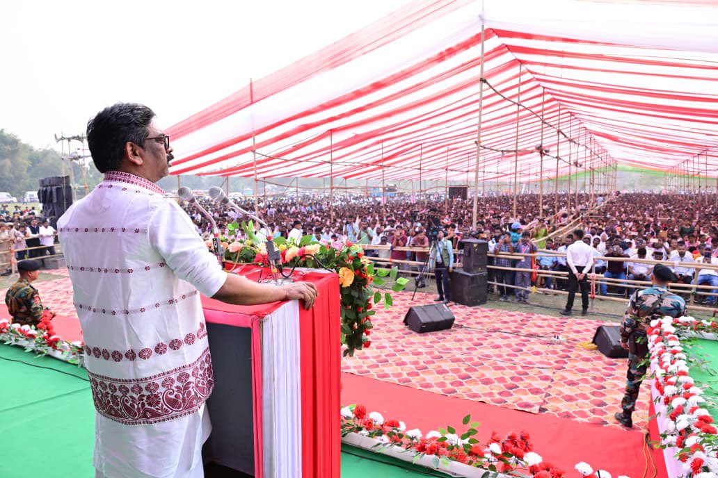 मुख्यमंत्री श्री <a href="/HemantSorenJMM/">Hemant Soren</a> ने कहा असम के आदिवासी समुदाय को उनका हक-अधिकार मिले। असम में निवास कर रहे आदिवासी समुदाय देश के चाय व्यापार का अभिन्न अंग हैं। आदिवासी समुदाय को अपना अस्तित्व और पहचान की संरक्षा के लिए एकजुट रहने की आवश्यकता है।