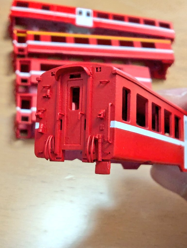 y873's tweet photo. 週末は組み終えていた車両のうち太帯にするものを塗っていたのだが、うっかりA1253-55を太帯にしてしまっていることに気がついた。太帯になった姿を見た覚えがなく細帯にするつもりだったのだが、自分で撮った写真を総ざらいする羽目に。
#RhätischeBahn
#レーティッシュ https://t.co/LNqwnd1WtL