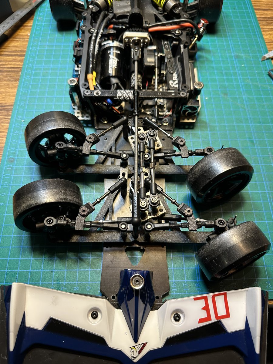 purpletrueno's tweet photo. どうにかこうにか…
これが限界かな…
やっぱりワイパー位置をミスってるなぁ…_(´ཫ` 」∠)_

とりあえずこれで来週テストだな。∠( ᐛ 」∠)＿
#サイバーフォーミュラ
#アスラーダ
#TC01
#2駆ドリ
#RDXナックル https://t.co/qHX05rocx0