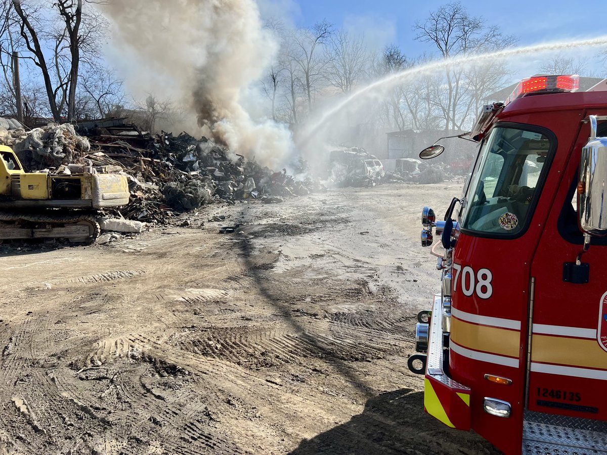 mcfrsPIO's tweet photo. More….Dover Rd, Rockville, smoke can be seen from miles away, fire is contained, @mcfrs on scene, temp 75°, winds SSW 10 mph https://t.co/prgyPyr0PE