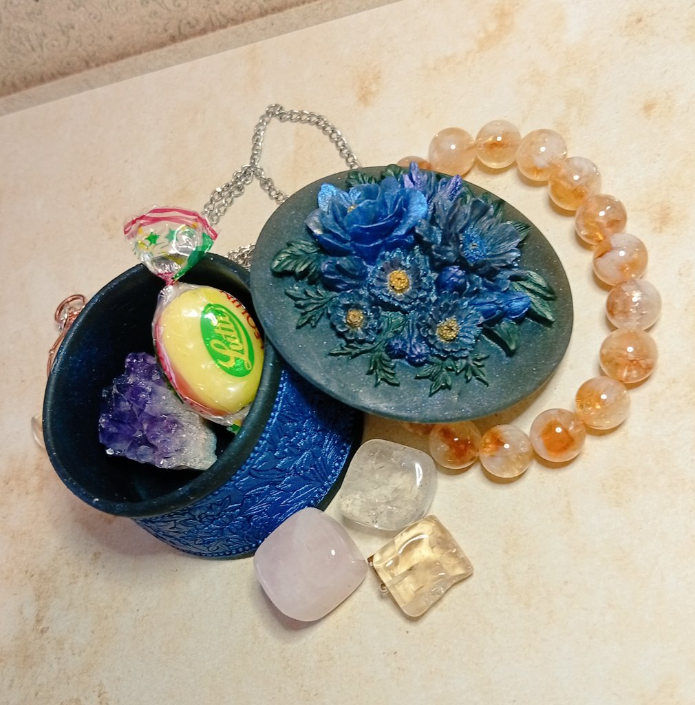 Encore un autre pot vintage floral ! 

A vendre ! ✨

🔄🤍💬