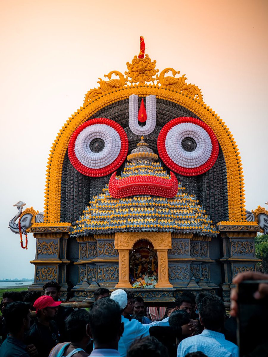 Truthfor_Bharat's tweet photo. You’ll probably see this only in #odisha 🛞

At Maluda in Puri, during the Pancha Dola Melana, deities from 24+ villages arrive across the waters of Chilika Lake, carried in beautifully decorated Bimanas. Imagine dozens of divine palanquins moving over the lake at once, drums beating, conch shells blowing,Bells Vibration giving goosebumps and thousands gathered on the banks.

Held five days after Dola Purnima, this centuries old tradition brings the villages of the Parikud region together in one grand spiritual gathering rooted in the Jagannath culture of Odisha.
Faith, community, colour, and devotion all meeting in the middle of Asia’s largest brackish lagoon.

Some traditions aren’t just festivals. They are living pieces of Odisha’s soul.
Jay Jagannath ⭕‼️⭕