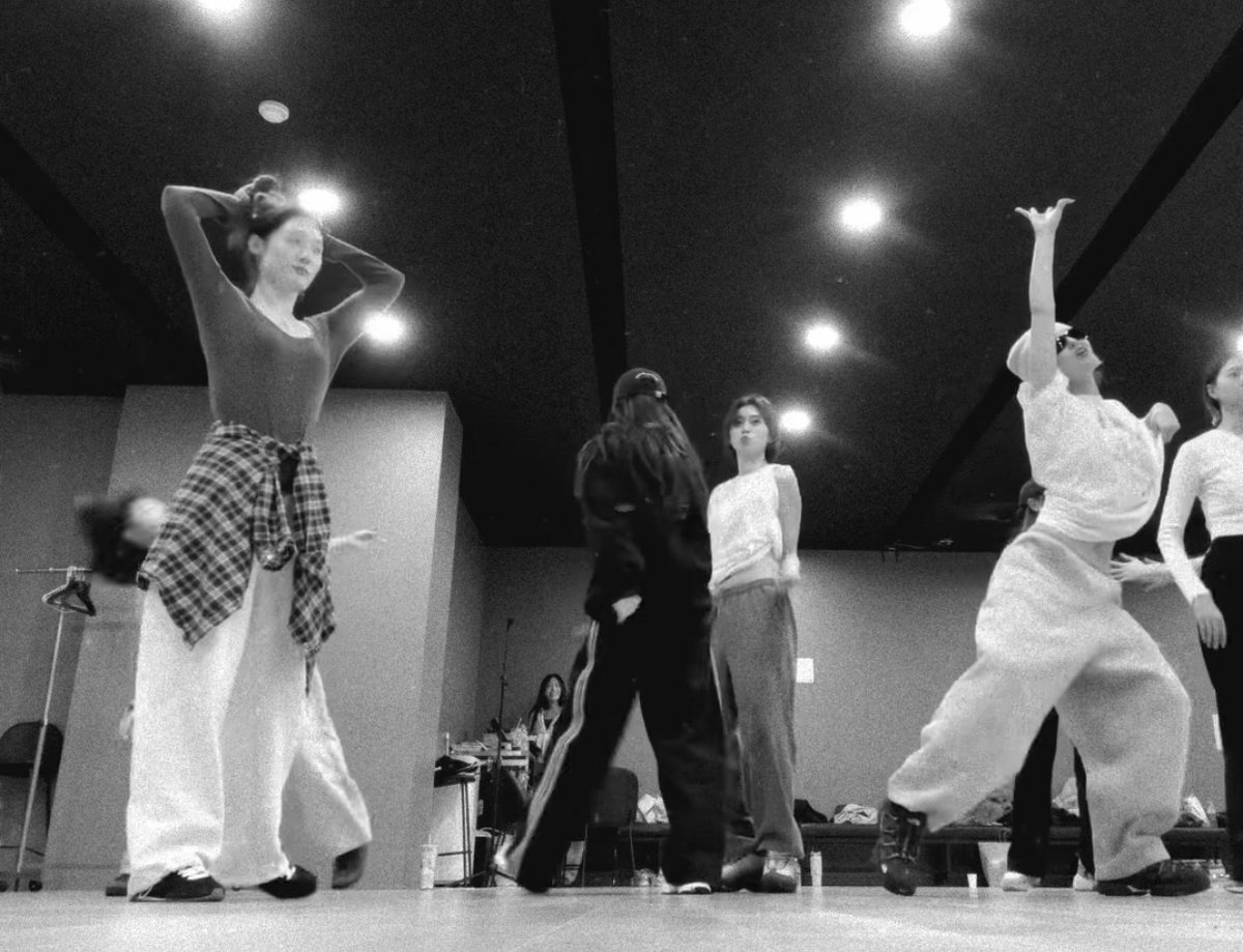 나름 9명 첫 완전체 사진인데 시끄러움정신없음이 느껴짐 언니들수고하세요