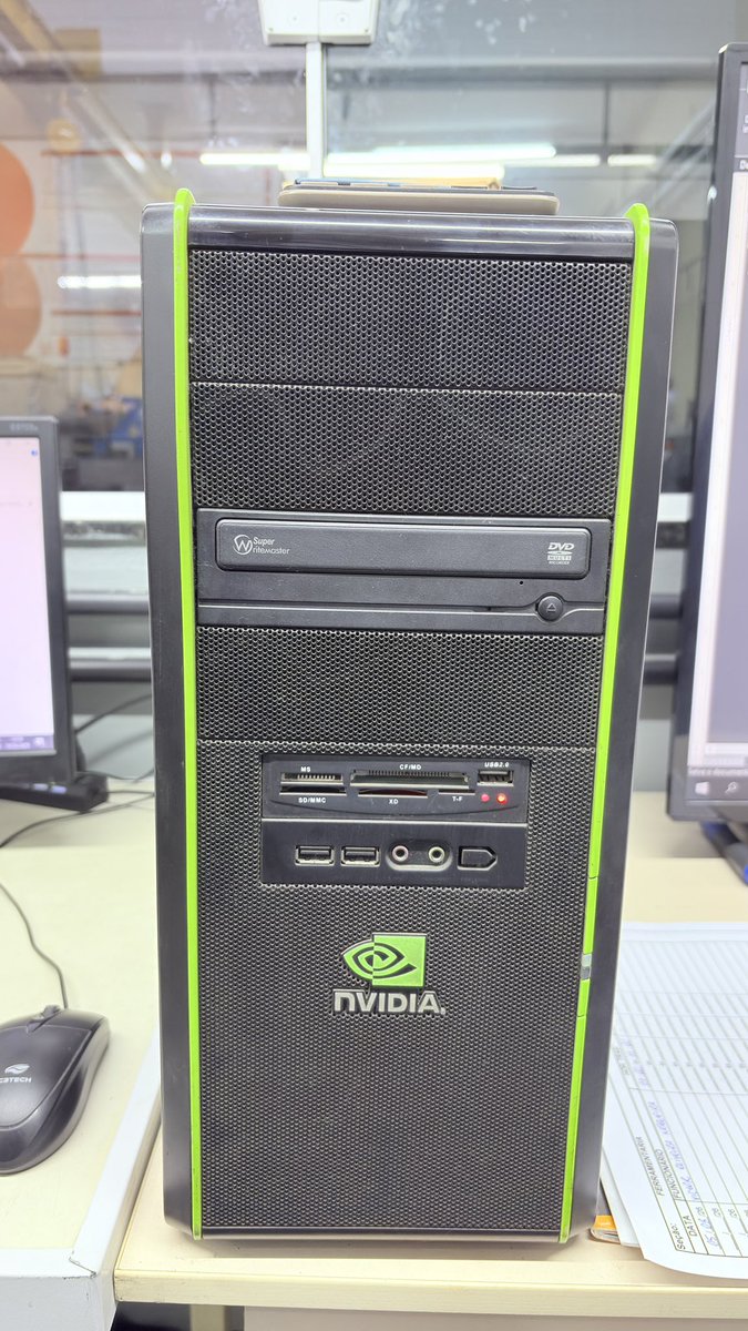 Gabinete relíquia q tem aqui na firma <a href="/NVIDIAGeForceBR/">NVIDIA GeForce BR</a> <a href="/aziebert/">Alexandre Ziebert</a> <a href="/kerberdiego/">Diego Kerber</a>