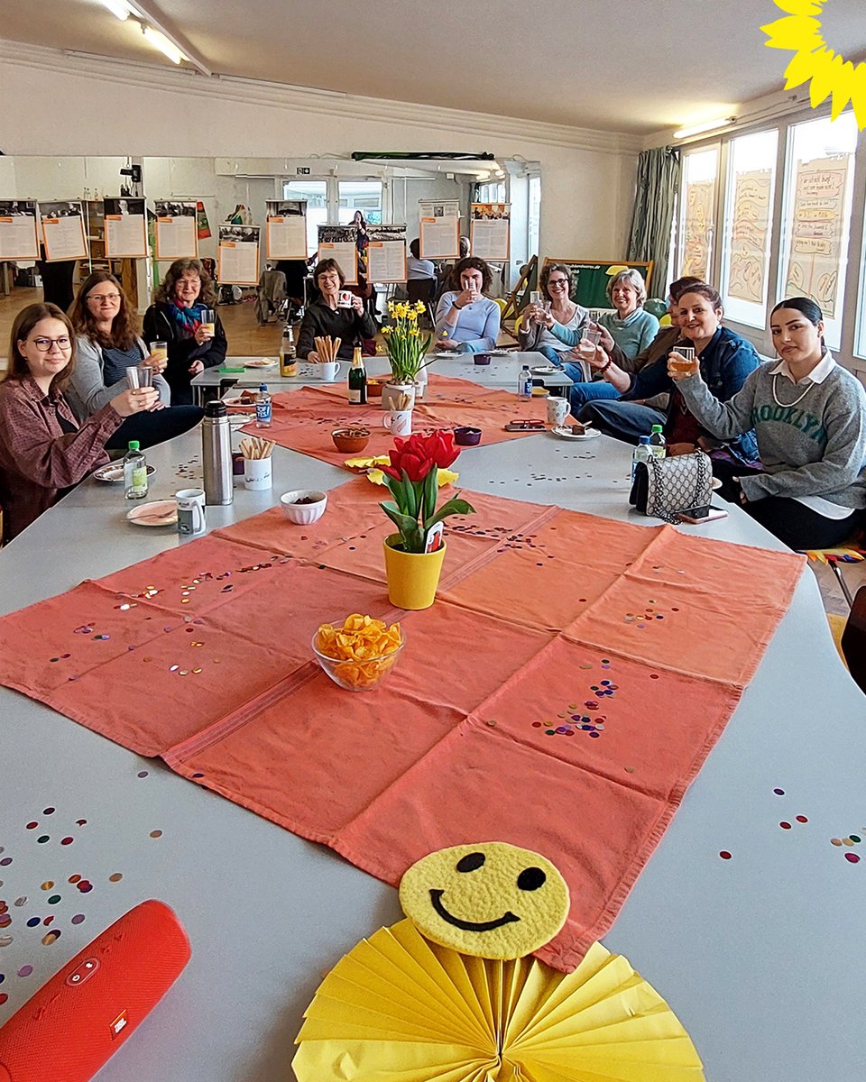 Feministische Wissenshappen 

Selbstgemachte Leckereien, feministische Wissenshappen und regen Austausch gab es beim Sektfrühstück zum Internationalen Frauentag. 💚

#weltfrauentag #grueneibb