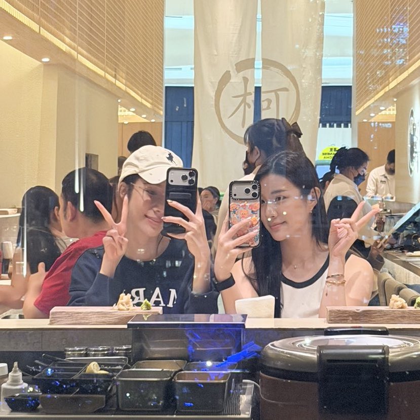 bonjazz29's tweet photo. จริงๆมันถูกแล้วที่เป็นเจจิน ดูขนาดที่ว่าชีปล่อยให้พี่จินไปกินข้าวกับเพื่อน ส่วนตัวเองเป็นพ่อบ้านใจกล้าไปเดินซื้อของเข้าบ้านแทนภรรยา มาอะไรจินเจ เจจินทั้งใจดิค้าบ หล่อสะอาดตามใจขยันตลกครบจบที่เฮียเจ

#ginnynatnicha #aangelinaass #GinJay https://t.co/2EU42UC1mH